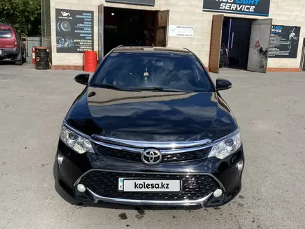 Toyota Camry 2015 года за 11 950 000 тг. в Караганда – фото 2