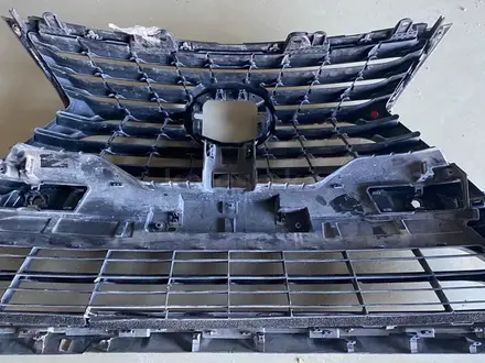 Б/у. Решетка радиатора nx 200, орегенал незначительная трещина. за 160 000 тг. в Атырау – фото 4