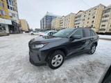 Toyota RAV4 2021 года за 17 500 000 тг. в Астана – фото 2