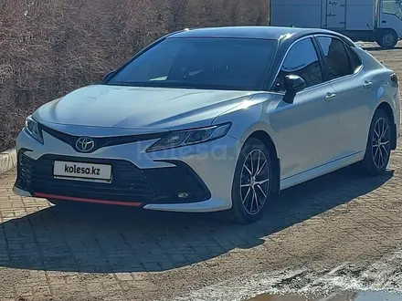 Toyota Camry 2021 года за 15 000 000 тг. в Актобе