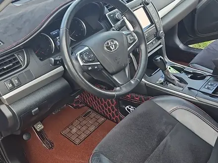 Toyota Camry 2015 года за 7 500 000 тг. в Актобе – фото 11