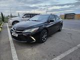 Toyota Camry 2015 года за 7 500 000 тг. в Актобе – фото 2