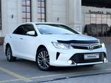 Toyota Camry 2015 года за 11 900 000 тг. в Караганда – фото 2