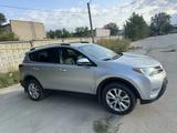 Toyota RAV4 2015 года за 8 000 000 тг. в Актобе – фото 3