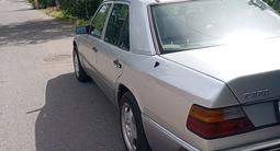 Mercedes-Benz E 220 1993 года за 1 780 000 тг. в Алматы – фото 4