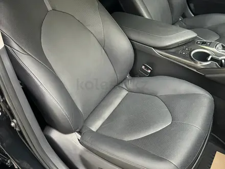 Toyota Camry 2022 года за 15 900 000 тг. в Алматы – фото 9