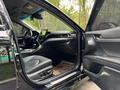 Toyota Camry 2022 года за 15 900 000 тг. в Алматы – фото 11