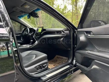 Toyota Camry 2022 года за 15 900 000 тг. в Алматы – фото 11