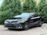 Toyota Camry 2022 года за 15 900 000 тг. в Алматы