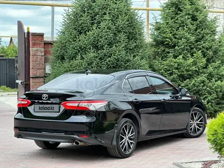 Toyota Camry 2022 года за 15 900 000 тг. в Алматы – фото 6