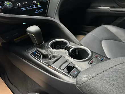 Toyota Camry 2022 года за 15 900 000 тг. в Алматы – фото 12