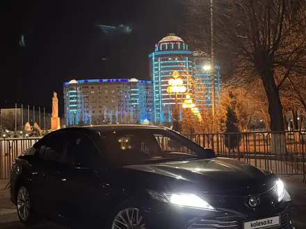 Toyota Camry 2018 года за 11 800 000 тг. в Атырау – фото 2