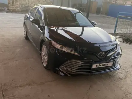 Toyota Camry 2018 года за 11 800 000 тг. в Атырау