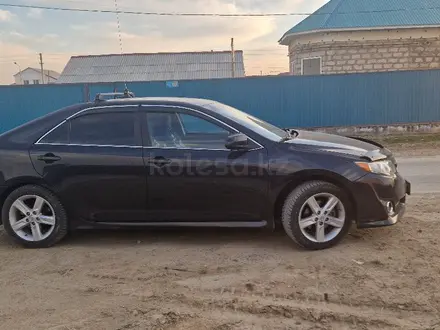 Toyota Camry 2014 года за 9 500 000 тг. в Кульсары – фото 12