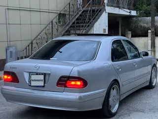 Mercedes-Benz E 320