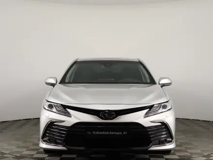 Toyota Camry 2021 года за 16 990 000 тг. в Астана – фото 2