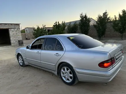 Mercedes-Benz E 320 1997 года за 3 200 000 тг. в Актау – фото 4