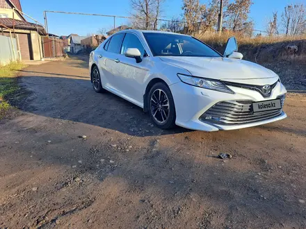 Toyota Camry 2019 года за 13 150 000 тг. в Уральск – фото 2