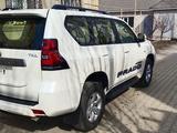 Toyota Land Cruiser Prado 2022 года за 34 000 000 тг. в Актобе – фото 2