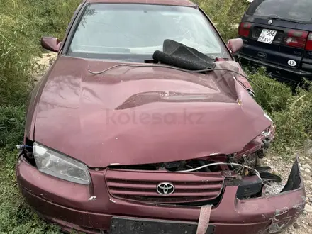 Toyota Camry 1998 года за 1 350 000 тг. в Алматы – фото 2