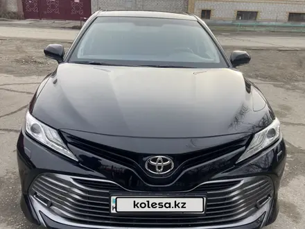 Toyota Camry 2018 года за 13 900 000 тг. в Семей