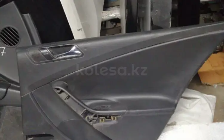 Обшивка задней правой двери на Volkswagen Passat b6 за 10 000 тг. в Алматы