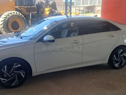 Hyundai Elantra 2023 года за 6 800 000 тг. в Шымкент