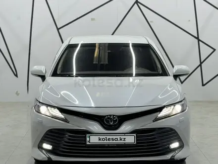 Toyota Camry 2018 года за 13 700 000 тг. в Алматы – фото 2