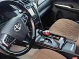 Toyota Camry 2015 года за 10 500 000 тг. в Кульсары – фото 2