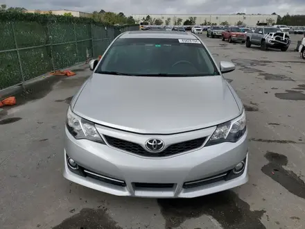 Toyota Camry 2014 года за 5 550 000 тг. в Актобе – фото 4