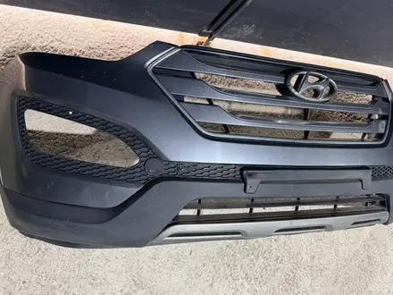 Передний бампер на Hyundai Santa Fe DM оригинал за 10 000 тг. в Атырау – фото 2