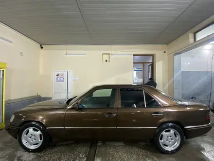 Mercedes-Benz E 280 1993 года за 2 200 000 тг. в Талдыкорган – фото 3