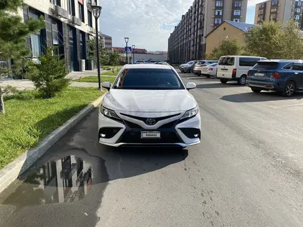 Toyota Camry 2018 года за 9 000 000 тг. в Атырау – фото 4