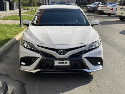 Toyota Camry 2018 года за 9 000 000 тг. в Атырау