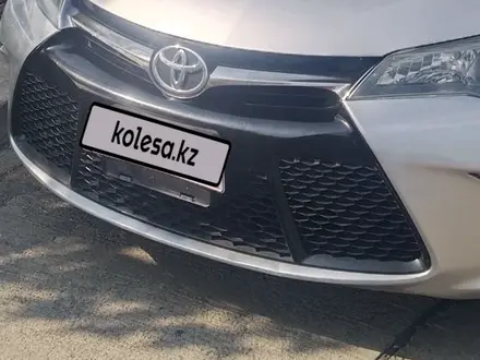 Toyota Camry 2015 года за 8 750 000 тг. в Актобе – фото 2
