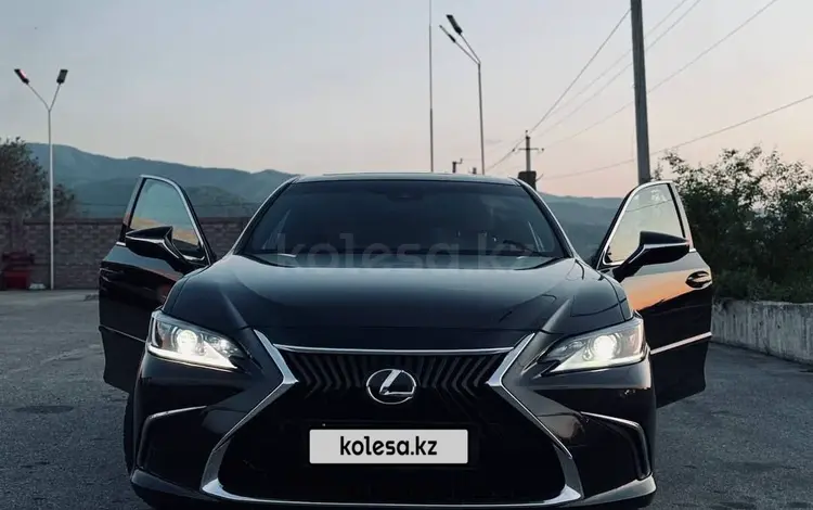 Lexus ES 250 2021 года за 26 000 000 тг. в Алматы