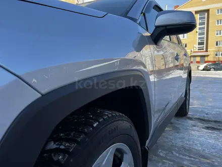 Toyota RAV4 2019 года за 15 200 000 тг. в Актобе – фото 35