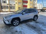 Toyota RAV4 2019 года за 15 200 000 тг. в Актобе – фото 3