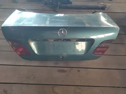 Крышка багажника на Мерс CLK200 за 1 000 тг. в Алматы