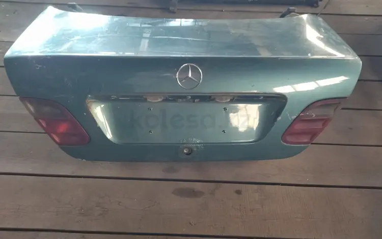 Крышка багажника на Мерс CLK200 за 1 000 тг. в Алматы
