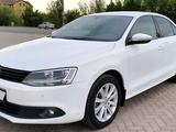 Volkswagen Jetta 2014 года за 5 600 000 тг. в Уральск – фото 2