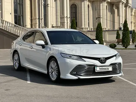 Toyota Camry 2018 года за 14 500 000 тг. в Алматы – фото 2