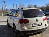 Volkswagen Touareg 2005 года за 2 000 000 тг. в Актобе – фото 2