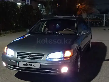 Toyota Camry 1998 года за 3 600 000 тг. в Алматы – фото 2