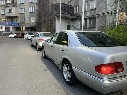 Mercedes-Benz E 240 1999 года за 2 700 000 тг. в Алматы – фото 4