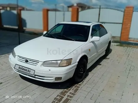 Toyota Camry 1998 года за 2 600 000 тг. в Актобе – фото 2