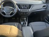 Hyundai Accent 2018 года за 7 200 000 тг. в Актобе – фото 2