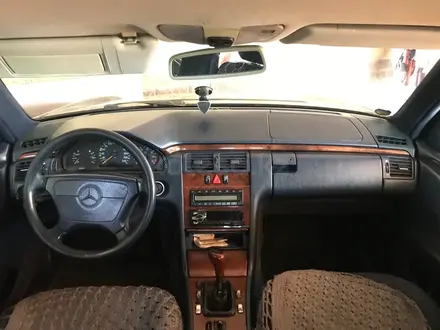 Mercedes-Benz E 240 1998 года за 2 800 000 тг. в Астана – фото 3