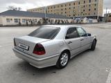 Mercedes-Benz C 180 1998 года за 2 800 000 тг. в Жанаозен – фото 4