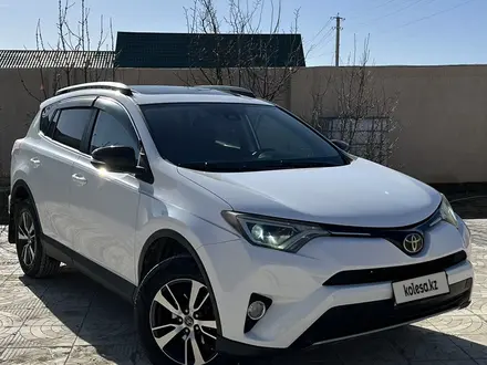 Toyota RAV4 2017 года за 10 000 000 тг. в Актау